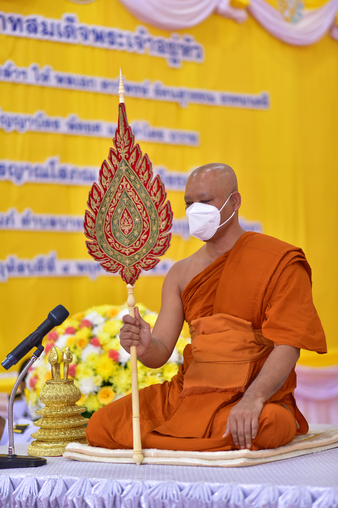 พระบาทสมเด็จพระเจ้าอยู่หัว โปรดเกล้าฯ ถวายพัดยศ และผ้าไตร แด่ พระวชิรญาณโสภณ