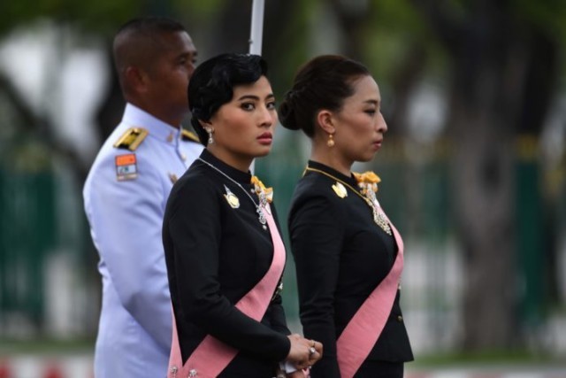 ประมวลพระรูป “พระเจ้าหลานเธอ” ทรงพระดำเนินตามพระบรมโกศ “ทูลกระหม่อมปู่”