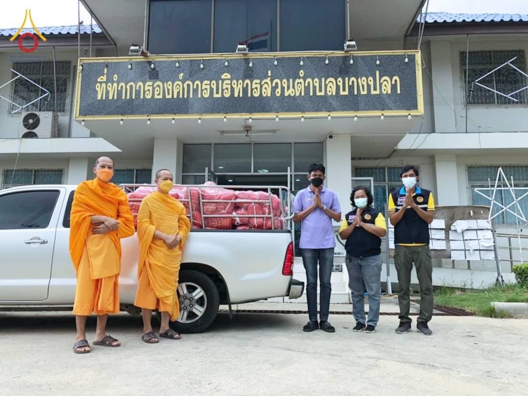 คณะสงฆ์ปทุมฯ ร่วมกับวัดพระธรรมกาย มอบถุงยังชีพแก่ผู้ประสบภัยโควิด-19