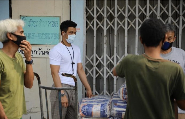 หนุ่ม กะลา แจกข้าวสาร 3000 กก. ช่วยเหลือชาวบ้าน 600 หลังคาเรือน สู้ภัยโควิด