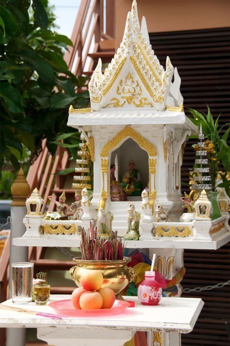 สร้างกุศลแล้วอุทิศบุญให้ VS นำของไปเซ่นไหว้ แบบไหนดีต่อพระภูมิเจ้าที่?