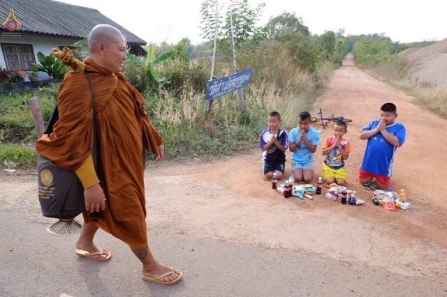 ประมวลภาพปลื้ม ๆ คณะสงฆ์นานาชาติ กว่า 600 รูป เดินธุดงค์ จากจ.จันทบุรี สู่ จ.นครพนม