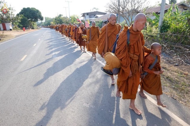 ประมวลภาพปลื้ม ๆ คณะสงฆ์นานาชาติ กว่า 600 รูป เดินธุดงค์ จากจ.จันทบุรี สู่ จ.นครพนม