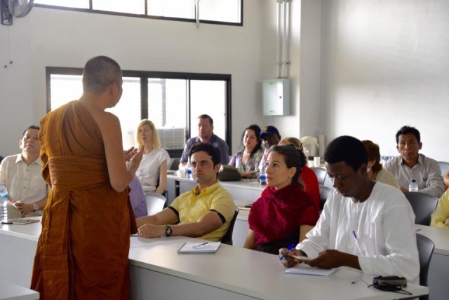 ผู้นำสันติภาพทั่วโลกนั่งวิปัสสนาที่โบสถ์กลางน้ำ "มจร" ...