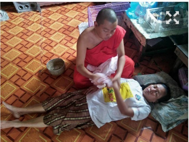 ชาวเน็ตแห่แชร์ชื่นชม!ภาพสุดซึ้งใจพระลาวยอดตัญญูเดินเท้าวันละ 5 กิโล เพื่อดูแลแม่ป่วย