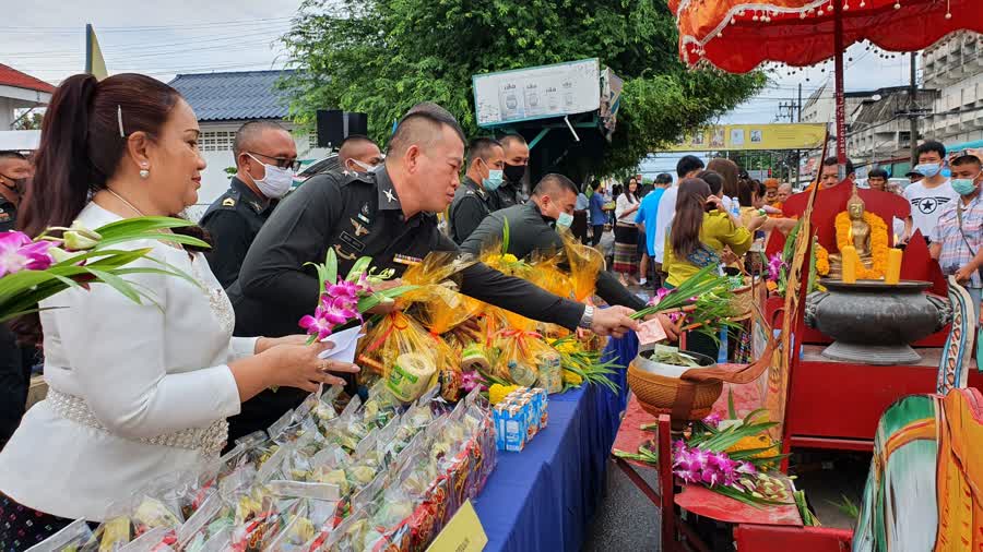 พุทธศาสนิกชนชาวชุมแพ กว่า 1,000 คน นำข้าวสาร อาหารแห้ง มาร่วมทำบุญตักบาตรเทโวโรหนะ