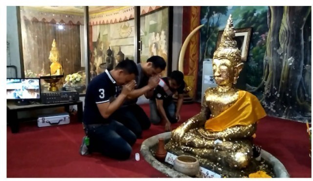 ชาวพุทธแห่เข้าวัดทำบุญขอพรพระพุทธรูปพระเจ้านั่งดินอายุ 2500 ปี ให้คุ้มครองรักษาก่อนจะถึงวันออกพรรษา