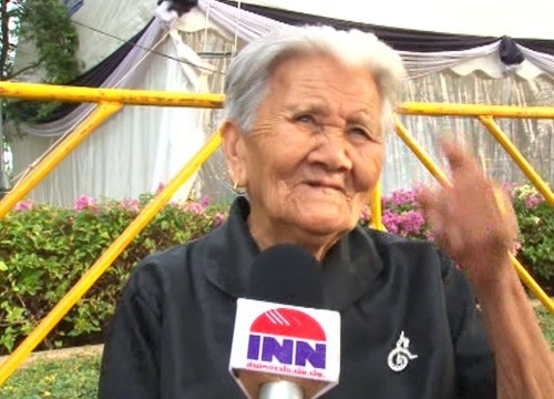 ยายยวง มีเงิน อายุ 89 ปี ชาวเวียงป่าเป้าดีใจหลานพาเข้ากราบพระบรมศพ ร. 9