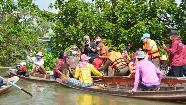 ผบช.ภ.7 ลุยตรวจสภาพน้ำท่วม ช่วยผู้ประสบภัยสุพรรณบุรี