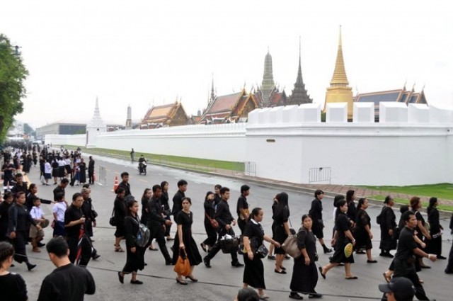 ชมภาพบรรยากาศพสกนิกรชาวไทยเดินทางจากทั่วทุกสารทิศ เพื่อเข้าถวายสักการะพระบรมศพ