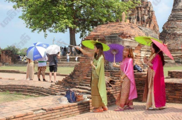 แดดร้อนก็มิหวั่น 'ท่านหมื่น-แม่การะเกด' ล้นวัดไชยวัฒนาราม