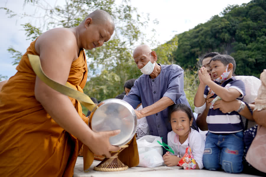 ชาวพุทธร่วมตักบาตรเทโว วันออกพรรษา สืบสานประเพณีชักพระ ที่วัดถ้ำยะลา