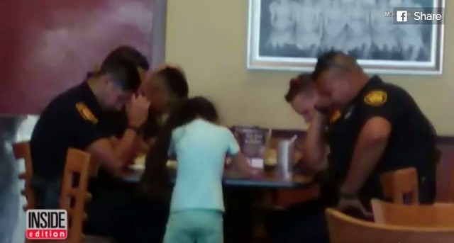 เด็กหญิงเดินเข้าไปกลางโต๊ะอาหารของตำรวจ เพื่อขออธิษฐาน เป็นการตอบแทนที่ทำงานหนัก