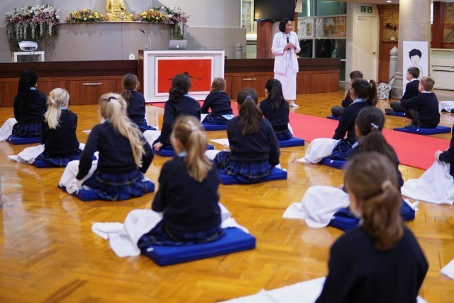 "การศึกษาพระพุทธศาสนา"คือหนึ่งในวิชาเรียนรู้ของโรงเรียนที่ประเทศอังกฤษ
