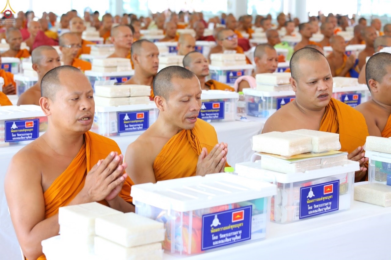 วัดพระธรรมกาย จัดพิธีถวายสังฆทานแด่คณะสงฆ์ภาคใต้