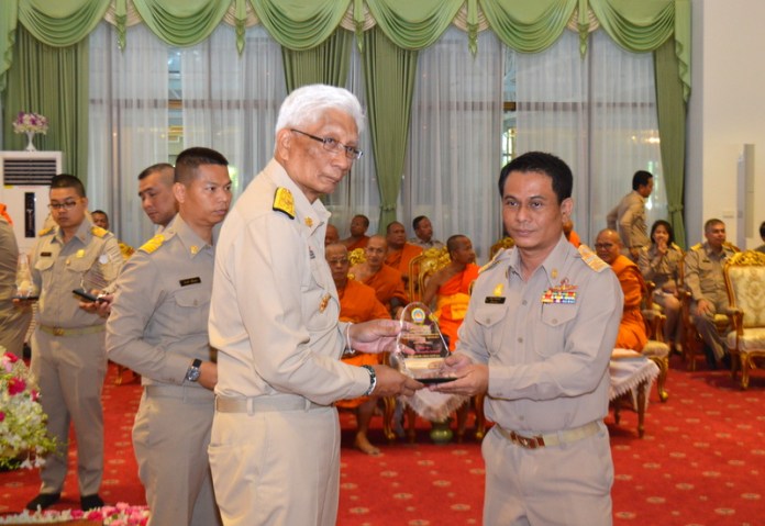 "พระพรหมมุนี" มอบโล่รางวัลแก่ 18 หมู่บ้านรักษาศีล 5 ดีเด่นปี 2561