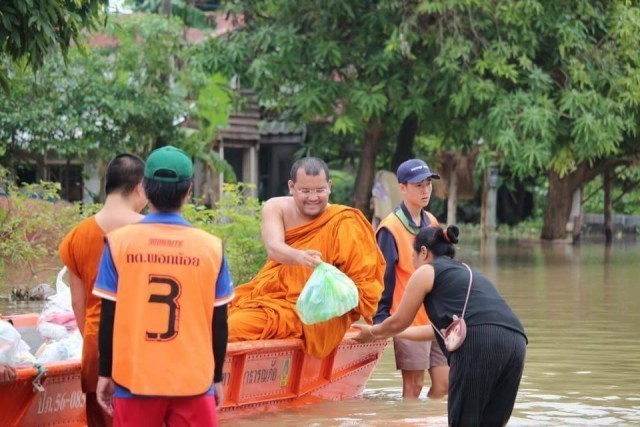 พระสงฆ์ก้าวข้ามเสียงวิจารณ์...ช่วยโยมจมน้ำท่วมเต็มตัว ขอเสียงสาธุการ!!!!