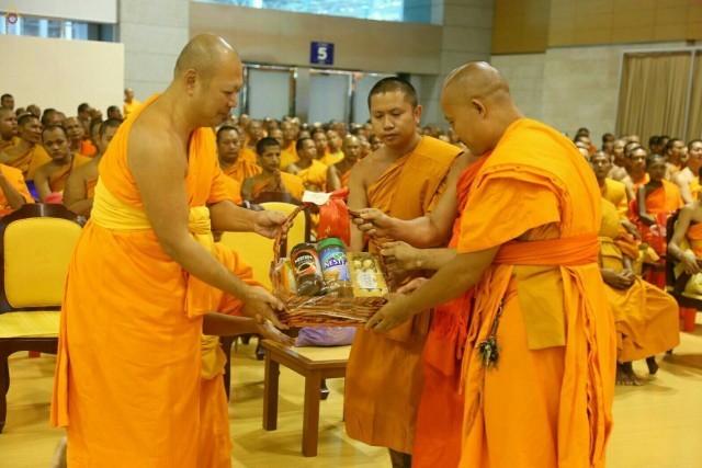 คณะพระภิกษุสงฆ์จาก 15 จังหวัดจำนวน 350 รูป เดินทางมอบกระเช้าดอกไม้เพื่อถวายกำลังใจแด่พระเทพญาณมหามุนี (ธัมมชโย) วัดพระธรรมกาย