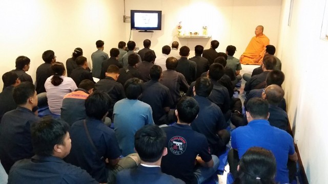 คณะกัลยาณมิตรชาวอ.บางพลี รวมใจสวดธรรมจักร ทั้งที่ศูนย์ปฏิบัติธรรมและที่โรงงานต้นบุญต้นแบบ