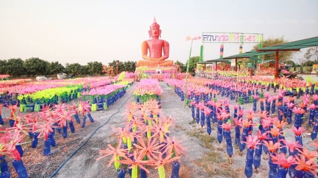 คนแห่เที่ยวชม!!วัดสวนขวดแหล่งท่องเที่ยวแห่งใหม่ สร้างจากขวดน้ำอัดลมเหลือใช้หลากสี