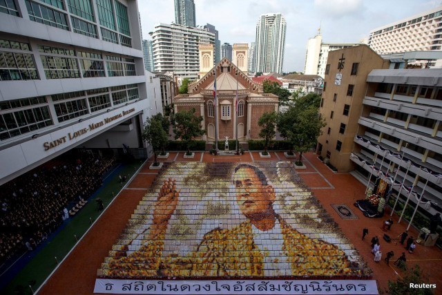สุดยอด! คณะนร.อัสสัมชัญกว่า 1,000 คน แปรอักษรภาพพระบรมสาทิสลักษณ์พระบาทสมเด็จพระปรมินทรมหาภูมิพลอดุลยเดช