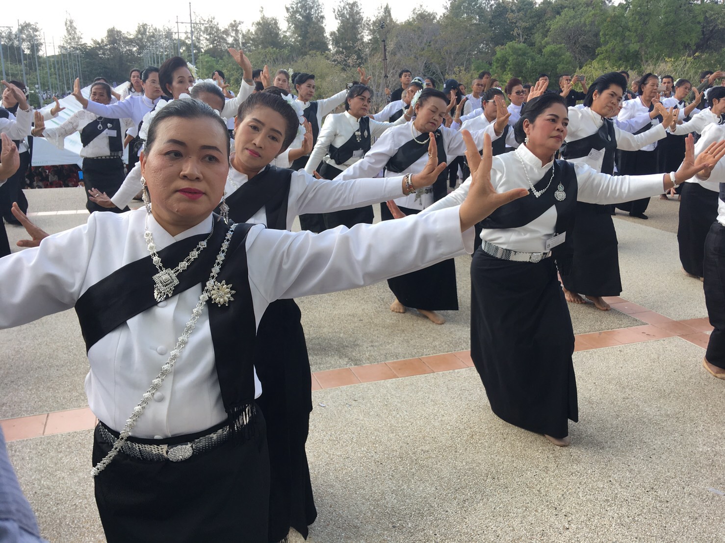 สตรีเมืองย่าโม ร่ายรำ“พุทธานุภาพถวายหลวงพ่อคูณ”