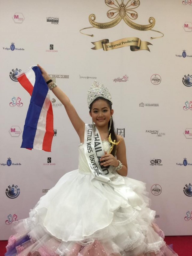 คนแรกของประเทศไทย 'น้องแอปเปิล' คว้ามงกุฎ 'หนูน้อยจักรวาล 2017' มาครอง