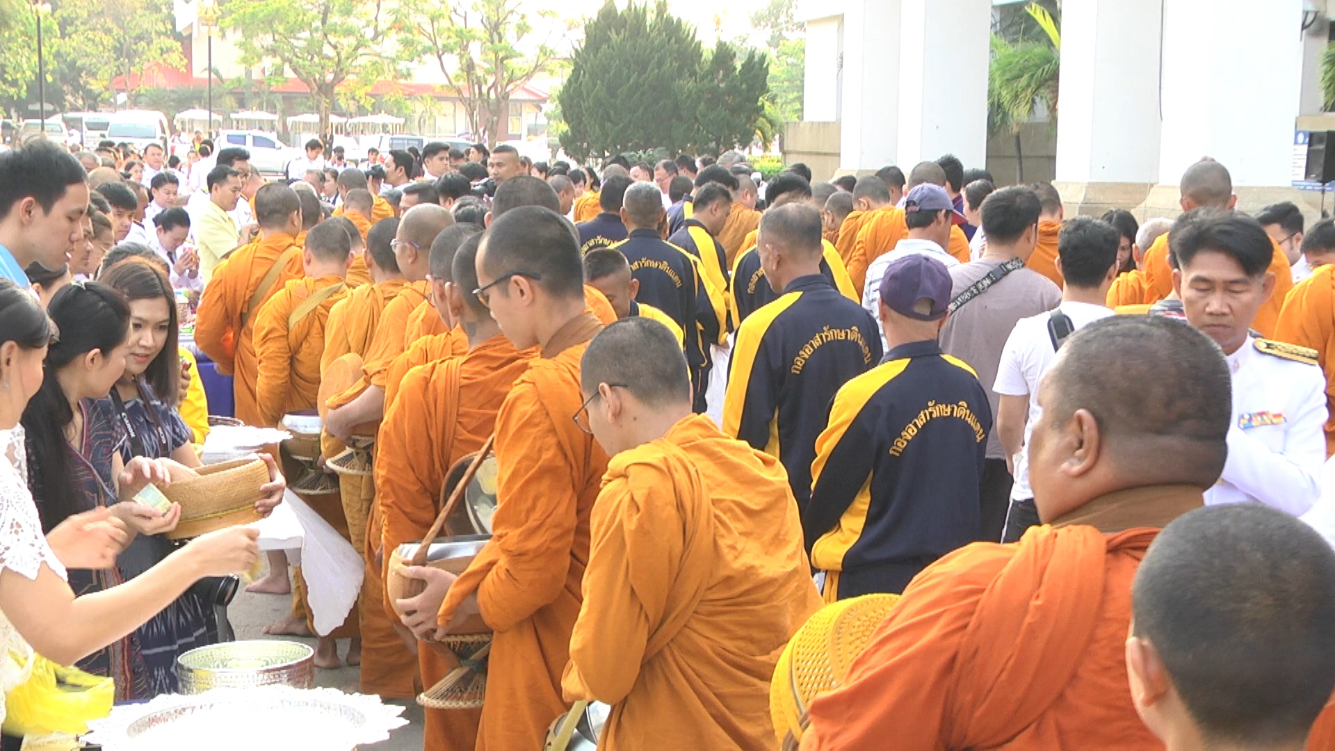 จ.นครพนม ประกอบพิธีทำบุญตักบาตรถวายเป็นพระราชกุศลแด่ ร.3