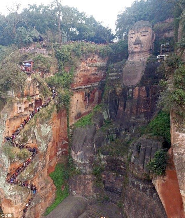 ชาวจีนแห่ไหว้พระพุทธรูปเล่อซาน