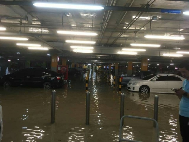 สงขลาโดนหนัก! หลังฝนถล่มต่อเนื่อง ทำให้น้ำทะลักเข้าห้างโลตัส - รถจมน้ำเสียหายจำนวนมาก