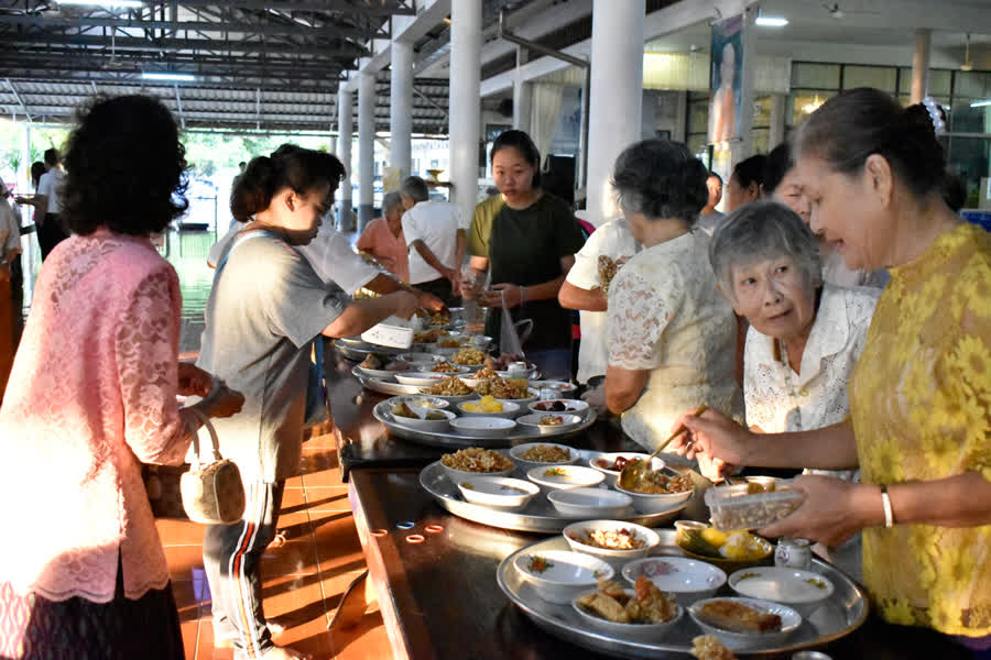 จ.ตราด จัดกิจกรรม “ผู้ว่าฯ พาเข้าวัด” นำข้าราชการเข้าวัดทำบุญร่วมประชาชน ในทุกวันพระ