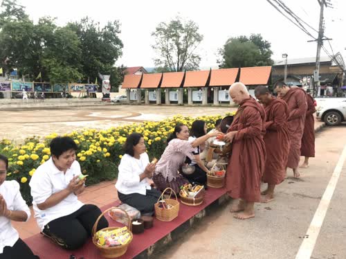 นายอำเภอด่านซ้าย และพุทธศาสนิกชน ร่วม"กิจกรรมตักบาตรทุกวันพุธ”