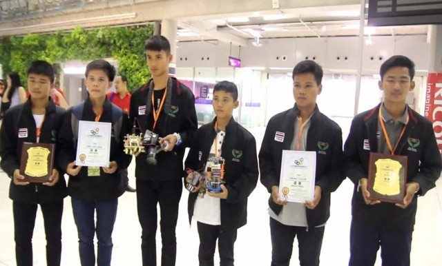 ฝีมือเด็กไทยไม่แพ้ชาติใดในโลก!!! คว้าแชมป์หุ่นยนต์บังคับมือ 7 ประเภท จากประเทศจีน