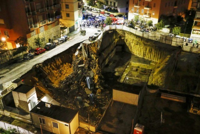 แผ่นดินยุบเป็นหลุมมหึมาในกรุงโรม กว้าง 10 เมตร!!!