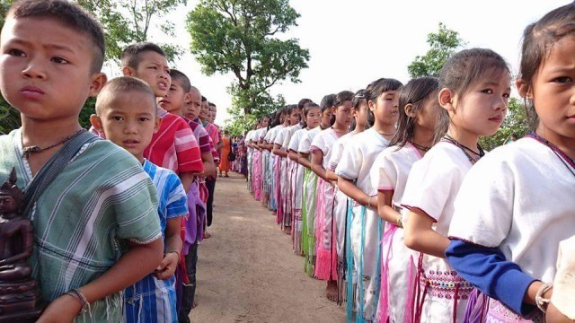 พลังชาวกะเหรี่ยง เดินข้ามดอยรับพระพุทธรูปมาแสดงความเป็นชาวพุทธ