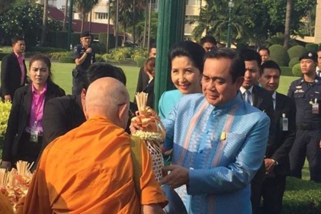 นายกฯตู่นำครม.ทำบุญวันสงกรานต์  ขออโหสิกรรม คำพูดไม่ดี