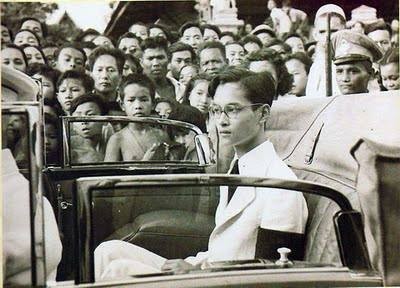 พระราชนิพนธ์ เมื่อข้าพเจ้าจากสยามสู่สวิสแลนด์, ๒๔๘๙,พระมหาชนก มีทั้งภาษาไทยและอังกฤษอยู่ในเล่มเดียวกัน