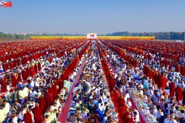 เมียนมาร์ - ไทย ร่วมสืบสานพุทธประเพณีตักบาตรของชาวพุทธ เชื่อมความสัมพันธ์ของทั้งสองประเทศ