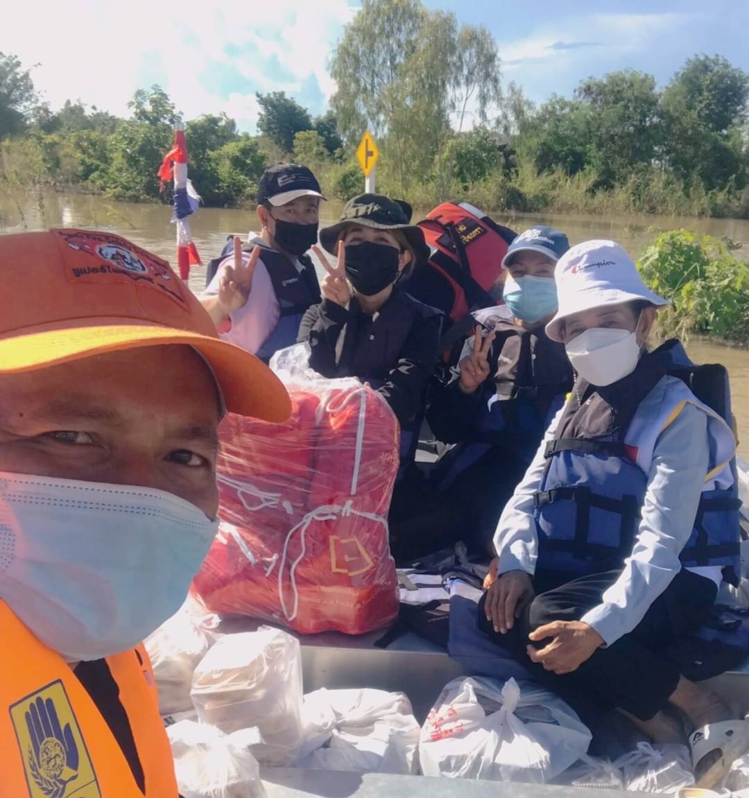 คณะสงฆ์สุโขทัย วัดพระธรรมกาย มูลนิธิธรรมกาย มอบถุงยังชีพช่วยน้ำท่วม 300 ชุด