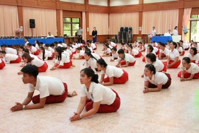 คณะครูและขรก.อีสาน ซ้อม"รำแสดงความอาลัย"ในพระราชพิธีถวายพระเพลิงพระบรมศพ ในหลวงร.9