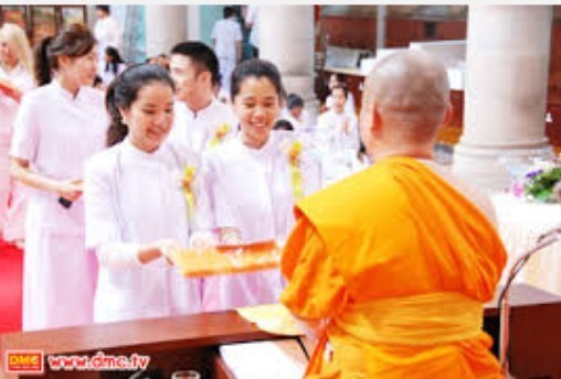 ชาวพุทธมีปัญญา กระแสข่าวเงินทอนวัด ไม่ได้บั่นทอนศรัทธาแห่เข้าวัดทำบุญคับคั่ง