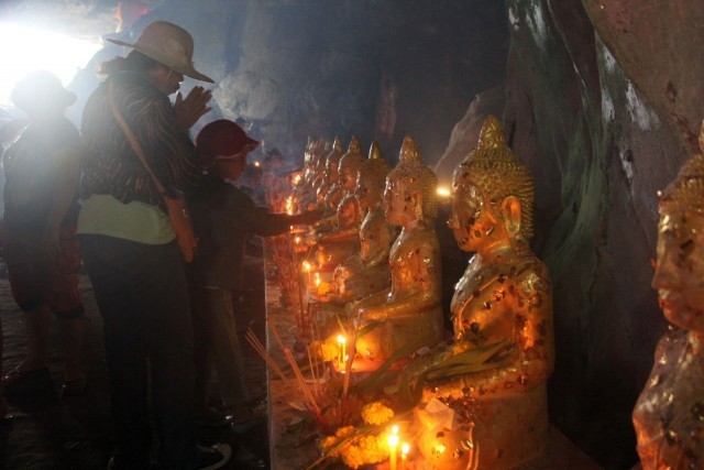 ชาวสุราษฎร์ร่วมประเพณีสงกรานต์โบราณขึ้นถ้ำใหญ่ท่าชนะ