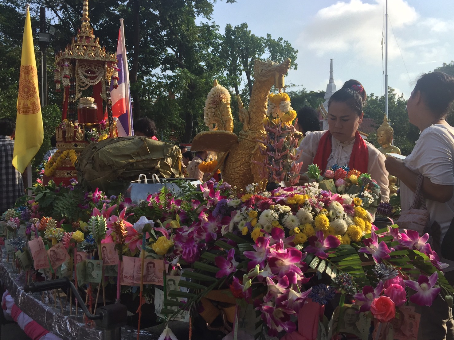 สืบสานประเพณี "ตักบาตรน้ำผึ้ง" ชาวไทยเชื้อสายมอญ