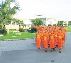 วัดพระธรรมกายที่ผมรู้จัก อะไรที่ทำให้ผมเปลี่ยนใจ ศ. ดร. สมภาร พรมทา ภาควิชาปรัชญา คณะอักษรศาสตร์ จุฬาลงกรณ์มหาวิทยาลัย