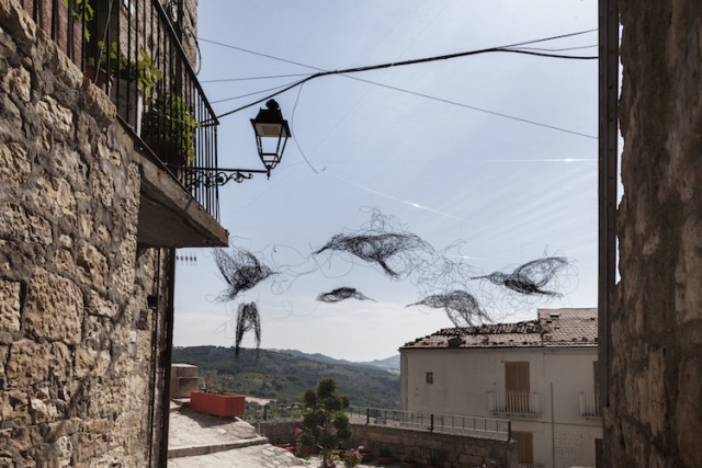 หมู่บ้านเล็กๆ ในอิตาลีหันมาใช้ศิลปะ เพื่อแก้ไขปัญหาประชากรที่ลดลง