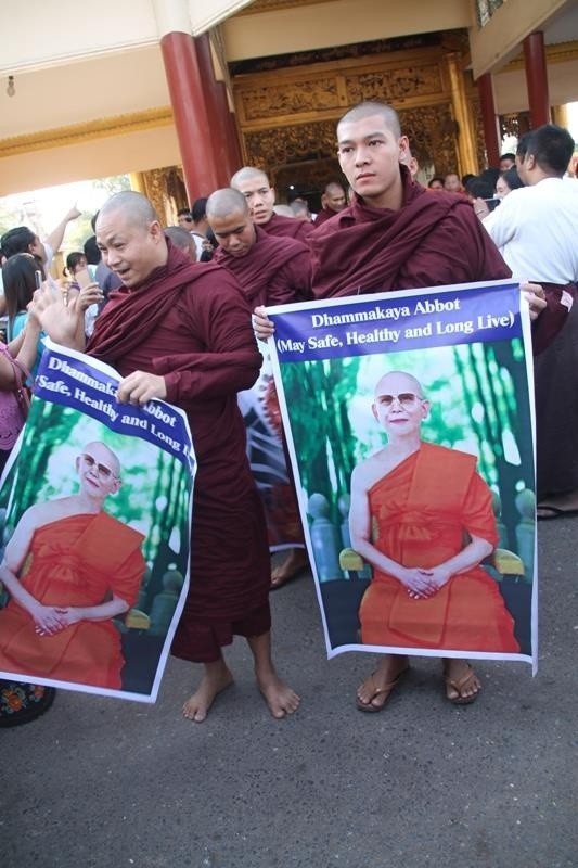 คณะพระภิกษุชาวพม่าเดินขบวนเรียกร้องรัฐบาลไทยหยุดใช้ ม.44 ทำลายพระพุทธศาสนา