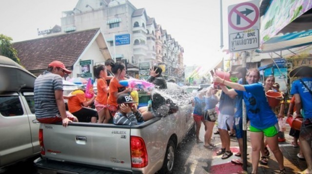 นักท่องเที่ยวเฮ !! สงกรานต์ปีนี้  นั่งท้ายรถกระบะเล่นน้ำได้