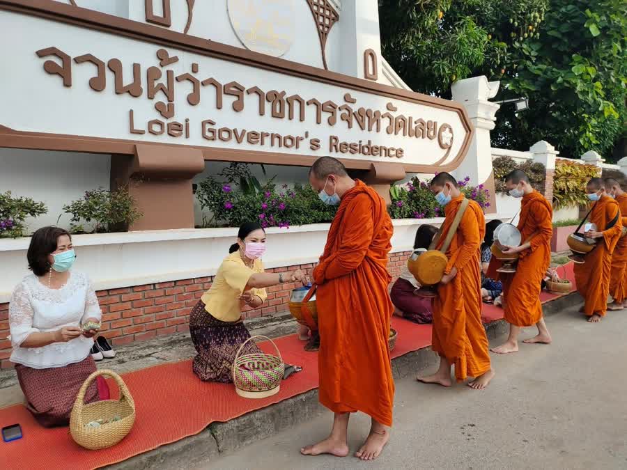 พุทธศาสนิกชนชาวจังหวัดเลย ร่วมทำบุญตักบาตรตามโครงการทำบุญตักบาตรทุกเช้าวันพุธ