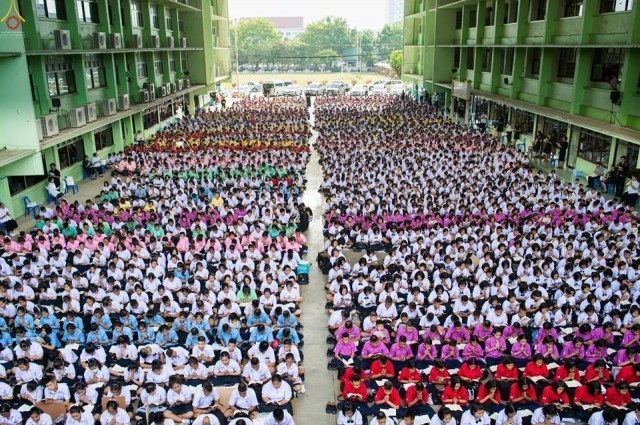ทำดีเพื่อพ่อ: ชมนักเรียนร่วมสวดธัมมจักกัปปวัตตนสูตร ครั้งประวัติศาสตร์มากสุดใน จ.ราชบุรี