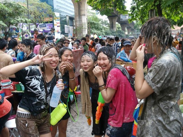 กทม.เปิดถนนสีลมเล่นสงกรานต์ถึง 22.00 น. บังคับใช้กฎหมายเข้ม